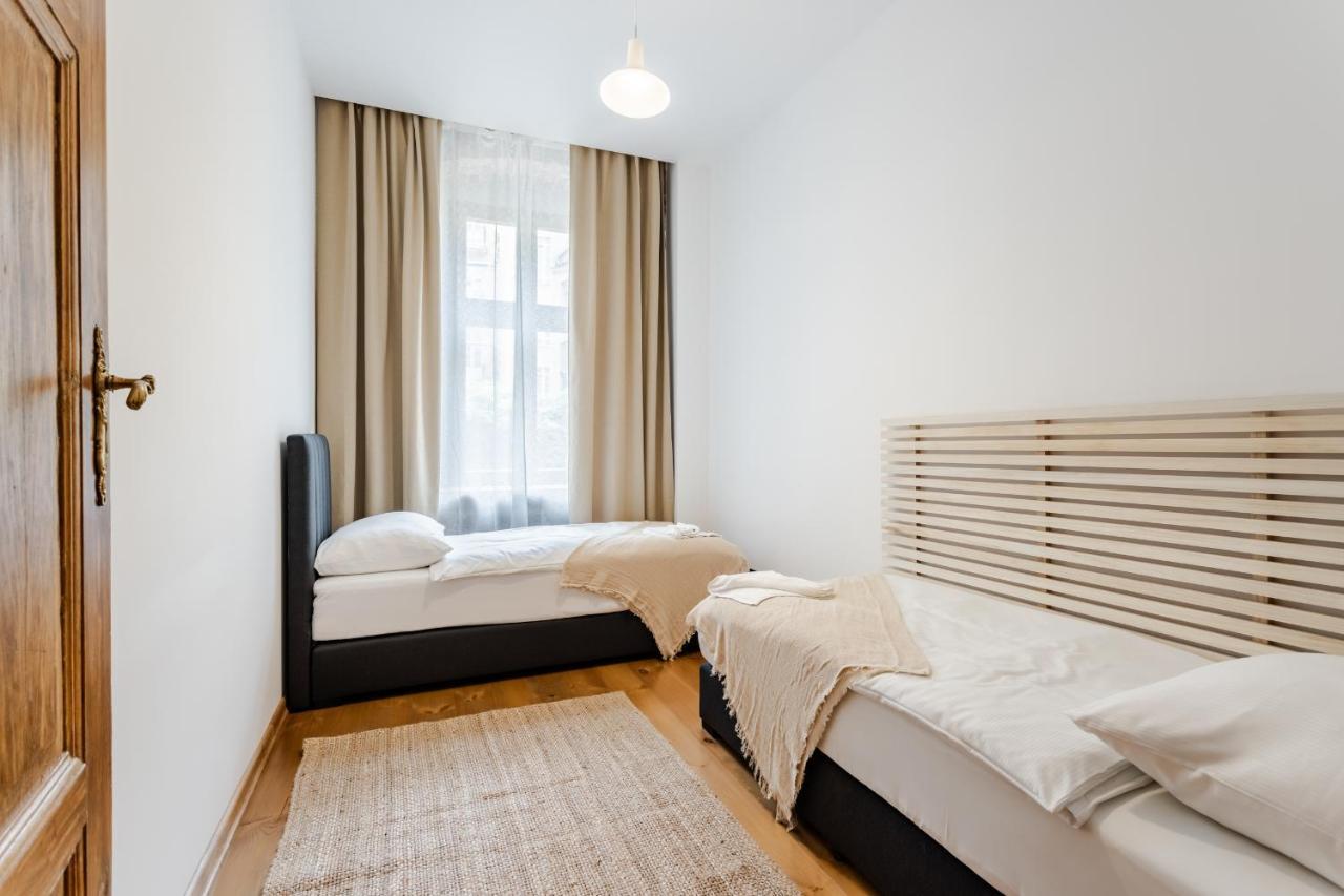 Two Bedroom Very Berry Apartment In Poznan With Desk By Noclegi Renters Exterior photo