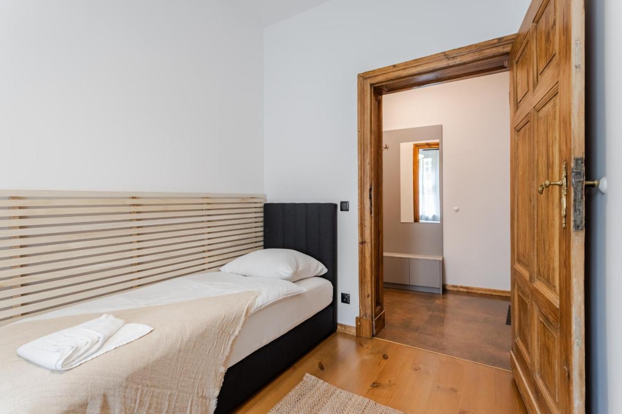 Two Bedroom Very Berry Apartment In Poznan With Desk By Noclegi Renters Exterior photo